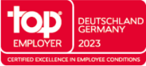 Rotes Gütesiegel mit weißer Schrift, auf diesem steht top Employers